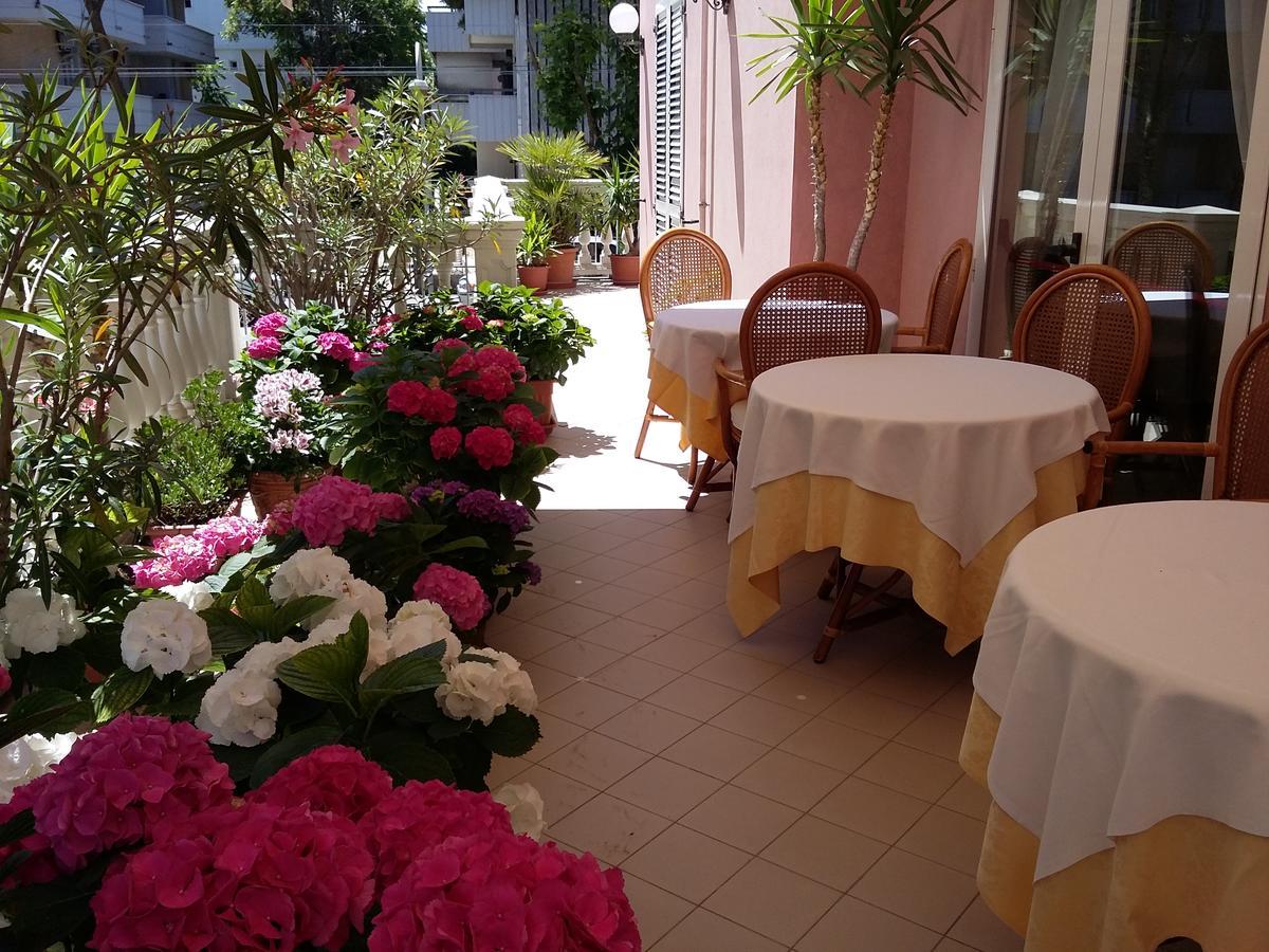 Hotel Trevi Riccione, In Centro Sul Mare Dış mekan fotoğraf